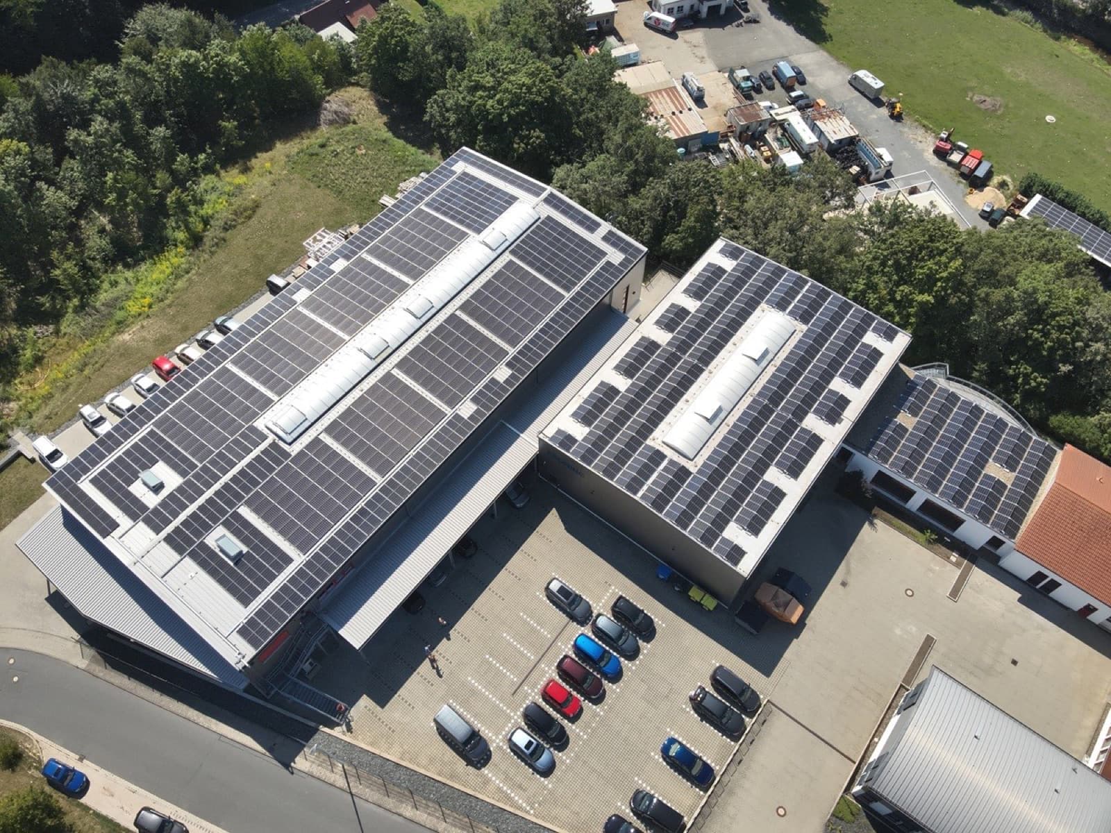 Luftaufnahme der voll belegten Gewerbedächer in Dohna