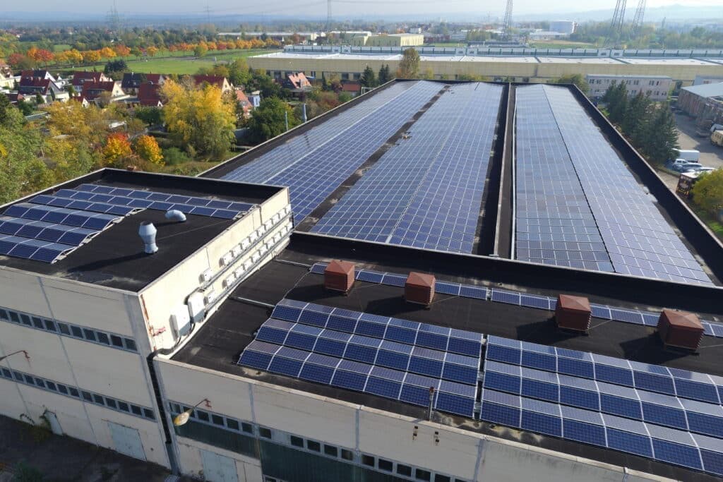 Produktionsstandort mit Photovoltaikanlage auf dem Dach
