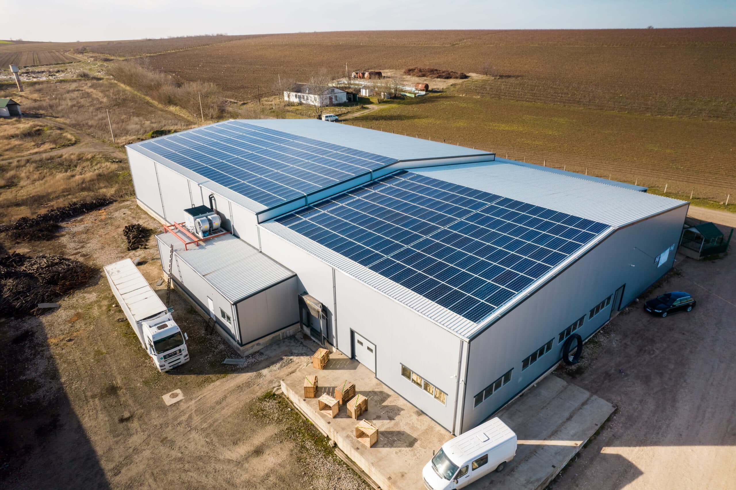 Gewerbehalle mit Solgate-Dachanlage aus der Luft